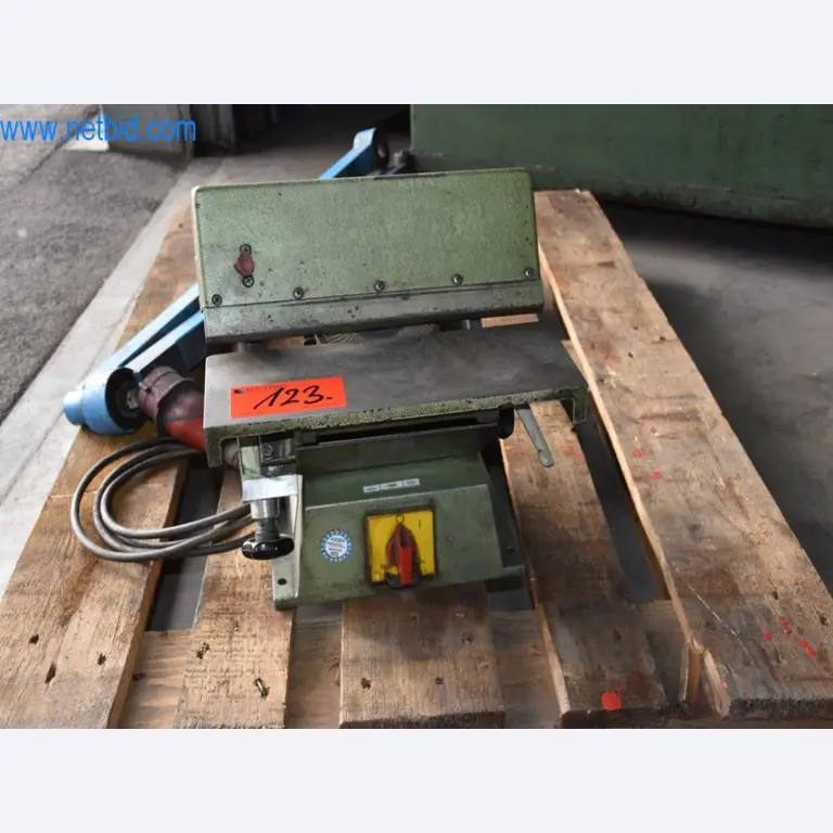 Máquinas, equipos operativos y accesorios de un líder mundial en el mercado de sistemas de tensado de cadenas.-1