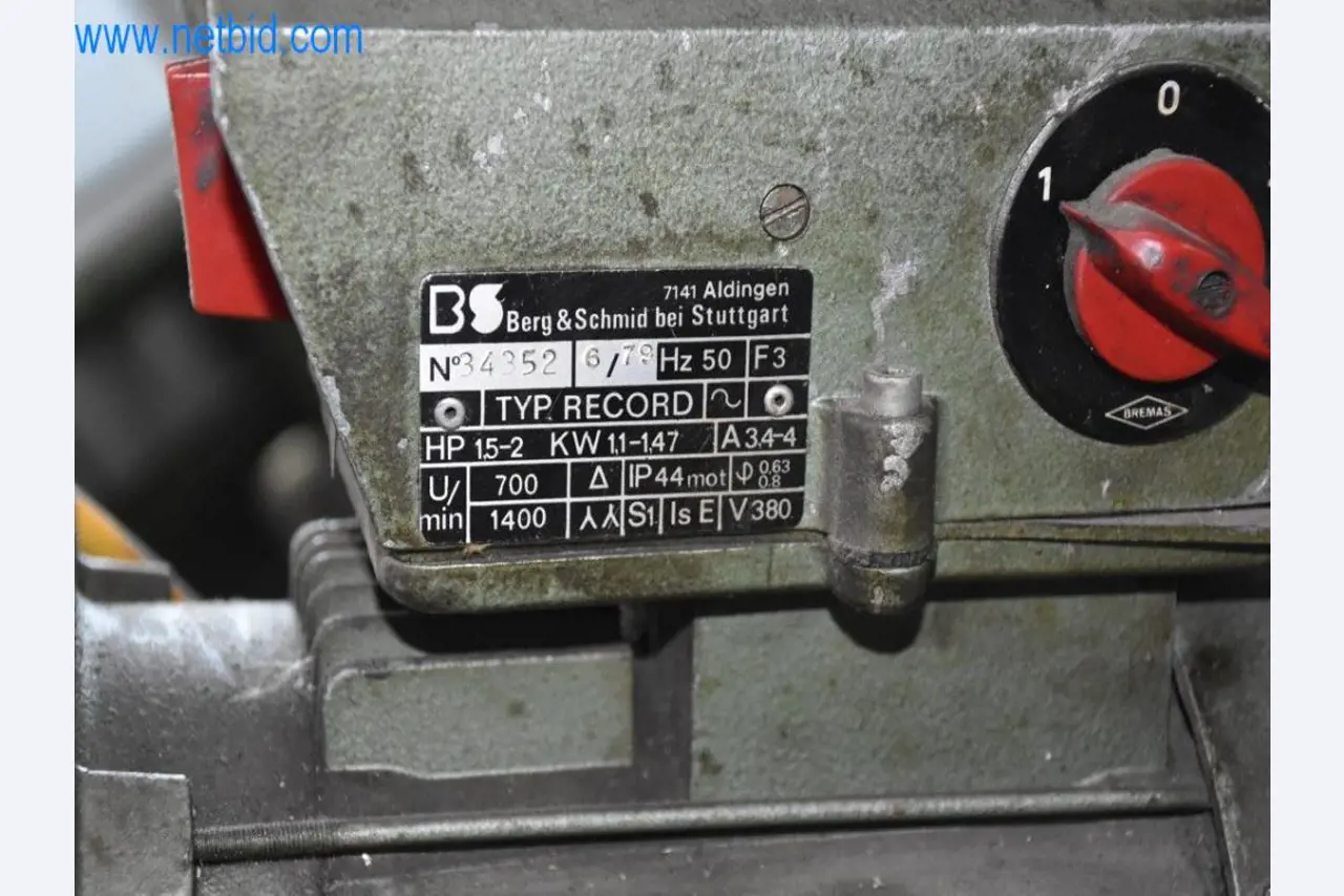 Máquinas, equipos operativos y accesorios de un líder mundial en el mercado de sistemas de tensado de cadenas.-3