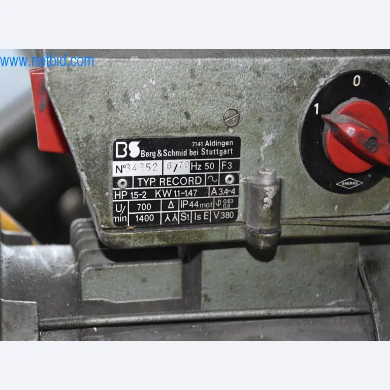 Máquinas, equipos operativos y accesorios de un líder mundial en el mercado de sistemas de tensado de cadenas.-3