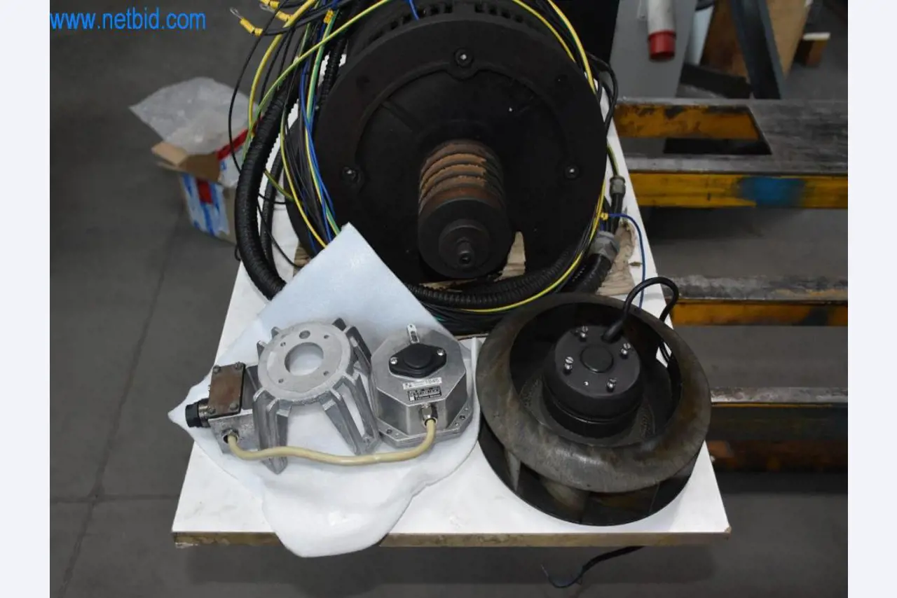 Máquinas, equipos operativos y accesorios de un líder mundial en el mercado de sistemas de tensado de cadenas.-12