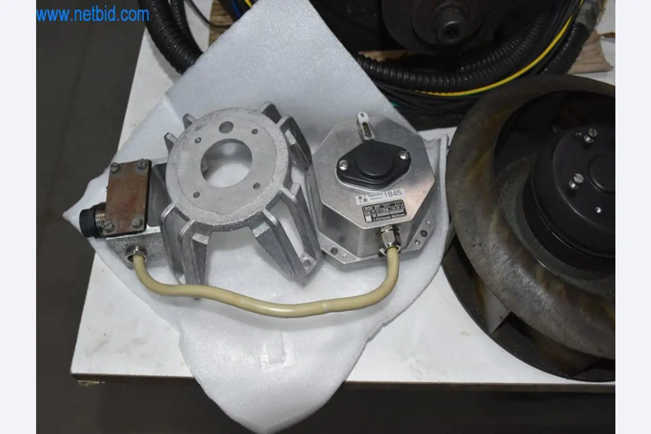 Máquinas, equipos operativos y accesorios de un líder mundial en el mercado de sistemas de tensado de cadenas.-3