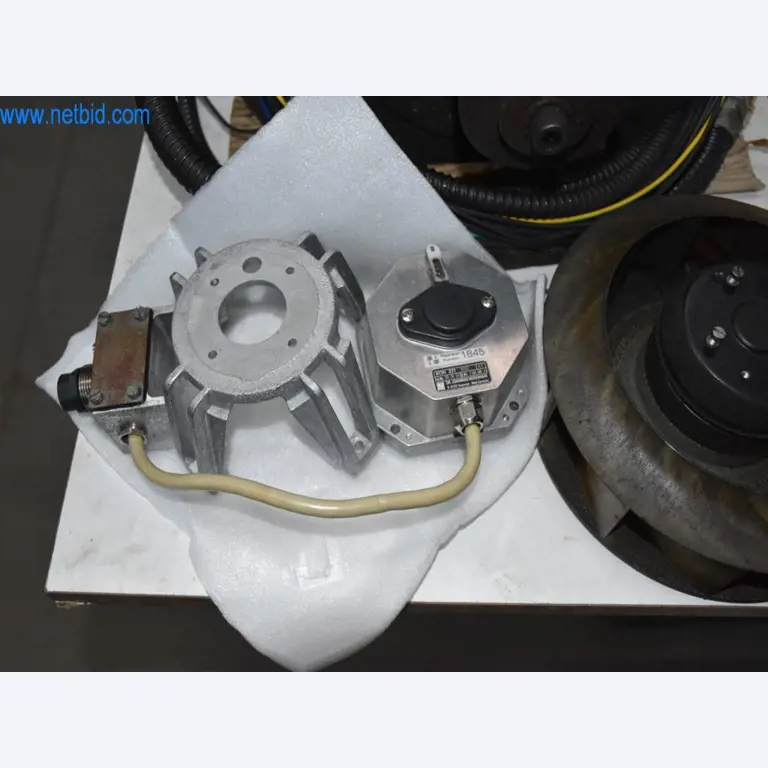 Máquinas, equipos operativos y accesorios de un líder mundial en el mercado de sistemas de tensado de cadenas.-3