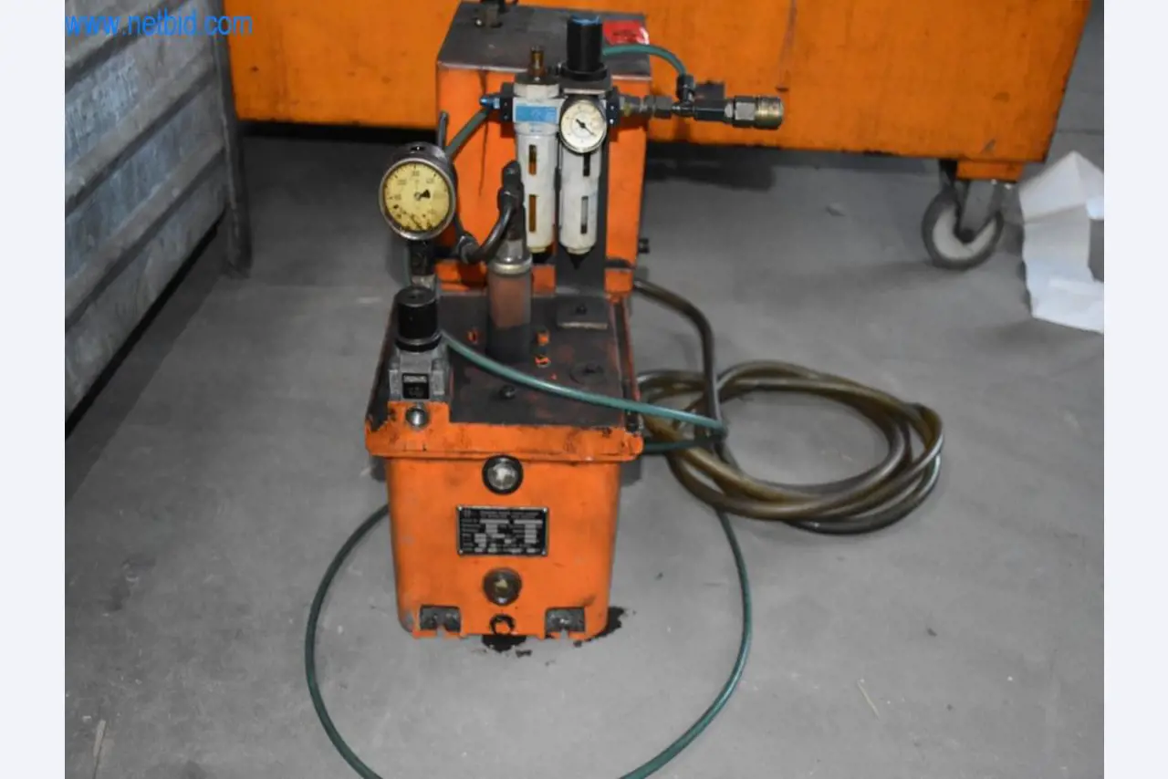 Máquinas, equipos operativos y accesorios de un líder mundial en el mercado de sistemas de tensado de cadenas.-2