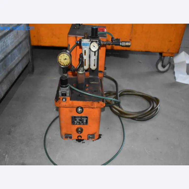 Máquinas, equipos operativos y accesorios de un líder mundial en el mercado de sistemas de tensado de cadenas.-2