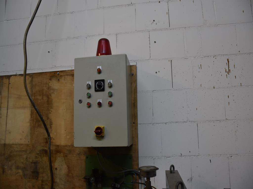 Stroje, provozní zařízení a příslušenství předního světového výrobce napínacích systémů řetězů jsou k dispozici.-3