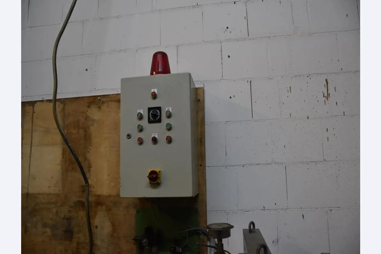 Na voljo so stroji, delovna oprema in dodatki vodilnega svetovnega proizvajalca sistemov za napenjanje verig-3