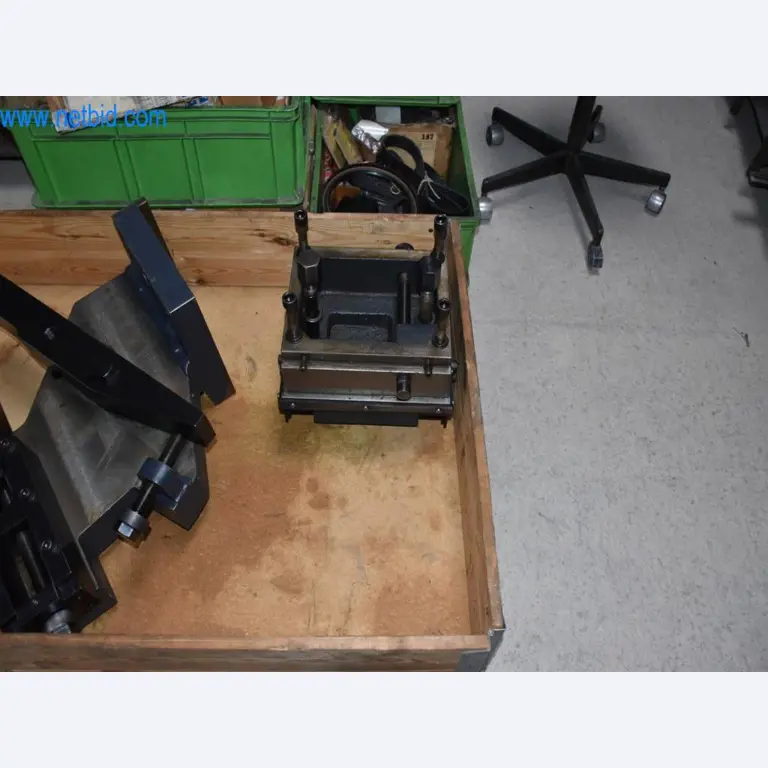 Máquinas, equipos operativos y accesorios de un líder mundial en el mercado de sistemas de tensado de cadenas.-3