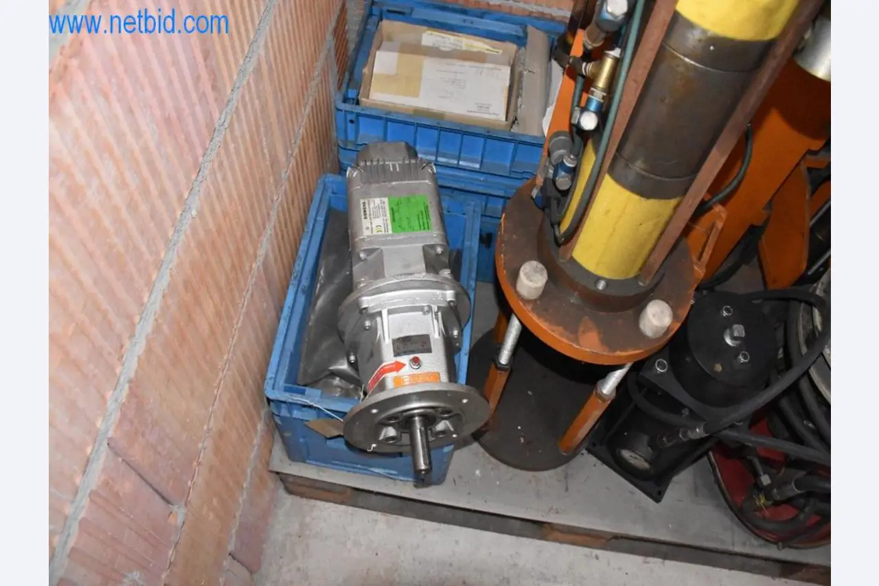 Na voljo so stroji, delovna oprema in dodatki vodilnega svetovnega proizvajalca sistemov za napenjanje verig-2