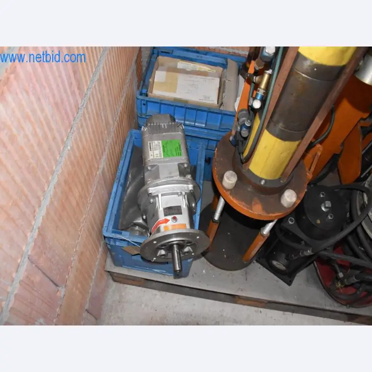 Na voljo so stroji, delovna oprema in dodatki vodilnega svetovnega proizvajalca sistemov za napenjanje verig-2