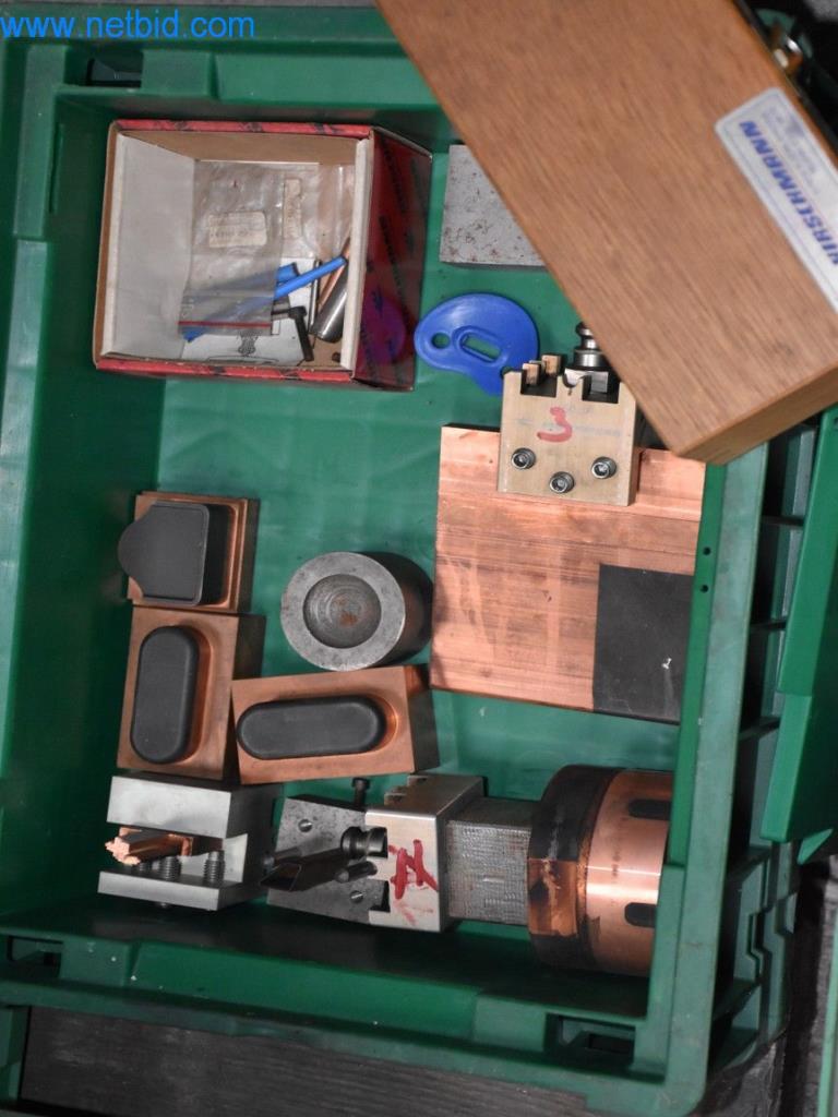 Máquinas, equipos operativos y accesorios de un líder mundial en el mercado de sistemas de tensado de cadenas.-7