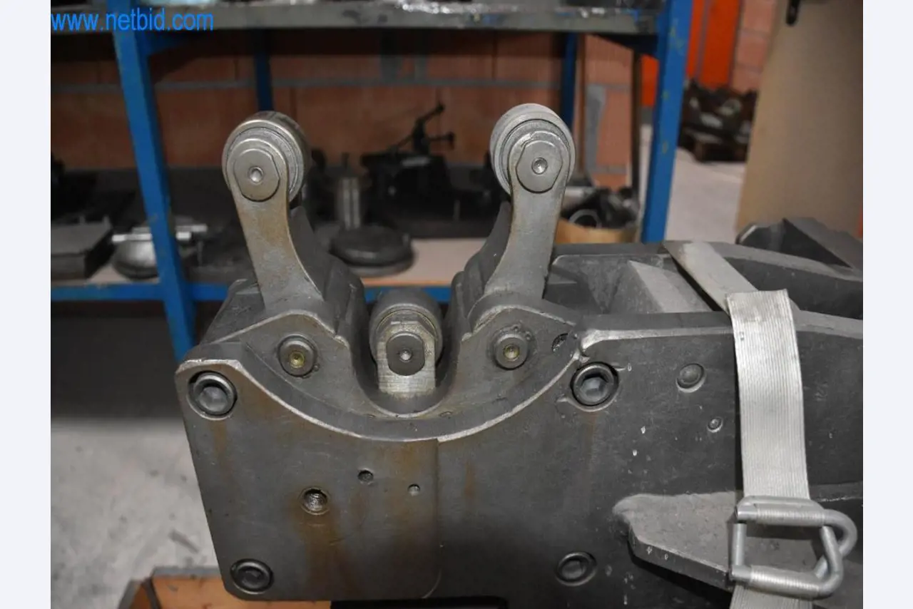 Stroje, provozní zařízení a příslušenství předního světového výrobce napínacích systémů řetězů jsou k dispozici.-1