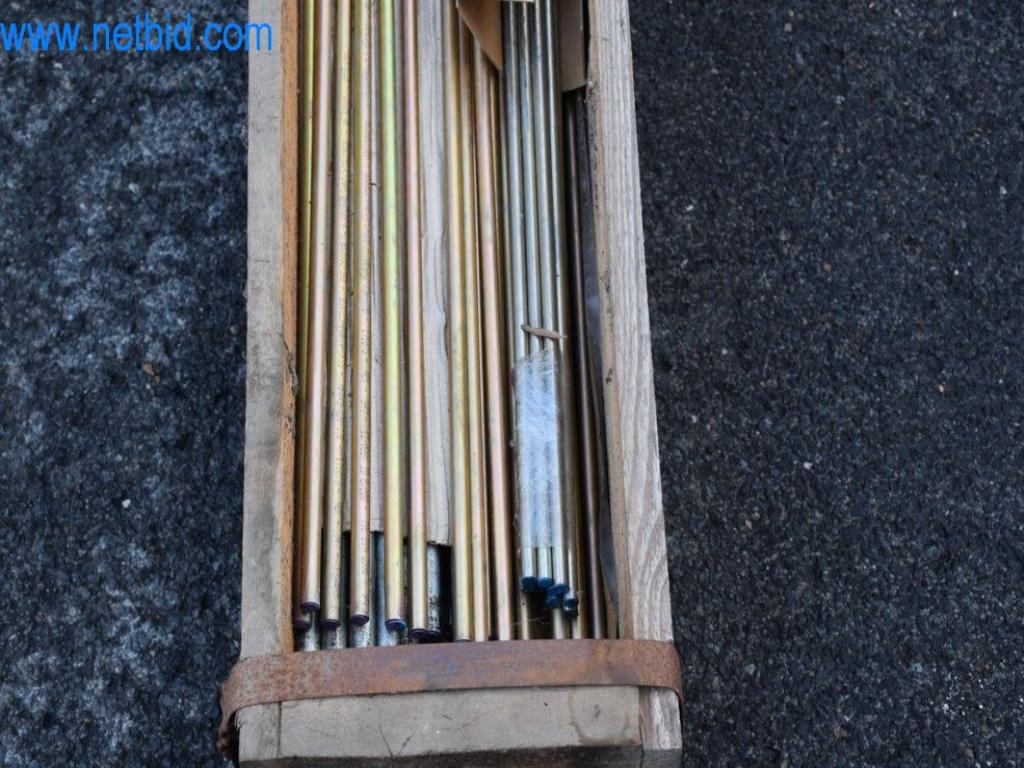 Máquinas, equipos operativos y accesorios de un líder mundial en el mercado de sistemas de tensado de cadenas.-1