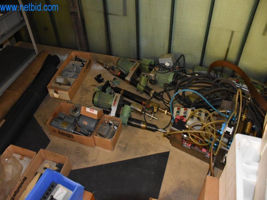 Stroje, provozní zařízení a příslušenství předního světového výrobce napínacích systémů řetězů jsou k dispozici.-14