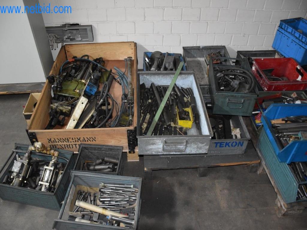 Máquinas, equipos operativos y accesorios de un líder mundial en el mercado de sistemas de tensado de cadenas.-10