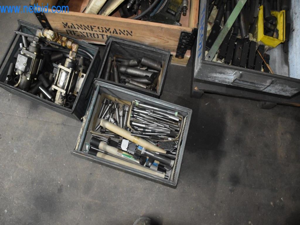 Máquinas, equipos operativos y accesorios de un líder mundial en el mercado de sistemas de tensado de cadenas.-11