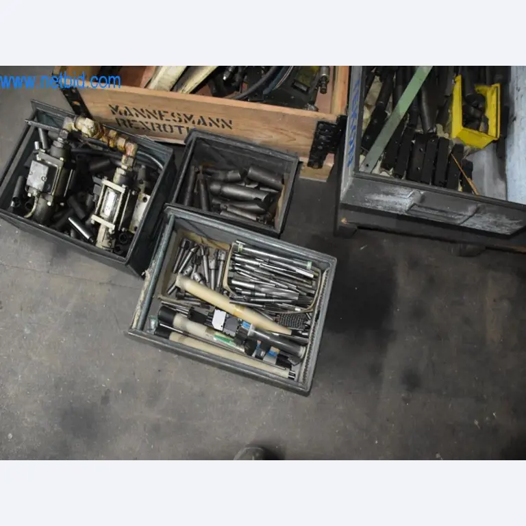 Disponibilização de máquinas, equipamento operacional e acessórios de um líder mundial de mercado para sistemas de tensionamento de correntes-11