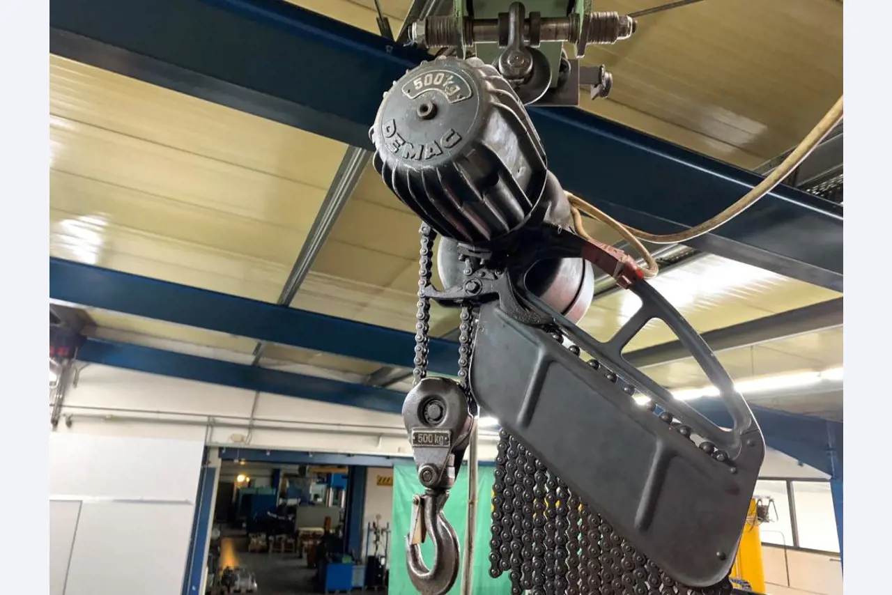 Disponibilização de máquinas, equipamento operacional e acessórios de um líder mundial de mercado para sistemas de tensionamento de correntes-1