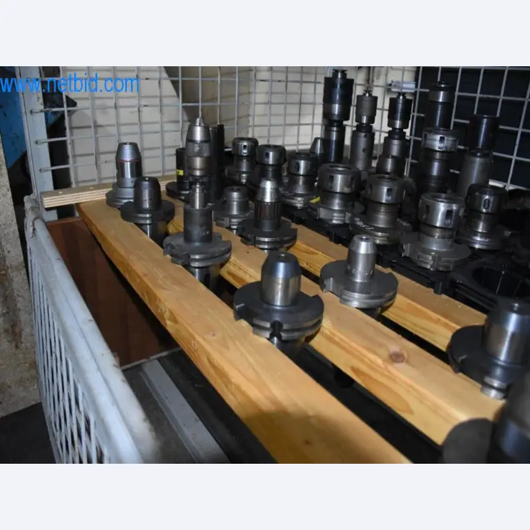 Máquinas, equipos operativos y accesorios de un líder mundial en el mercado de sistemas de tensado de cadenas.-5