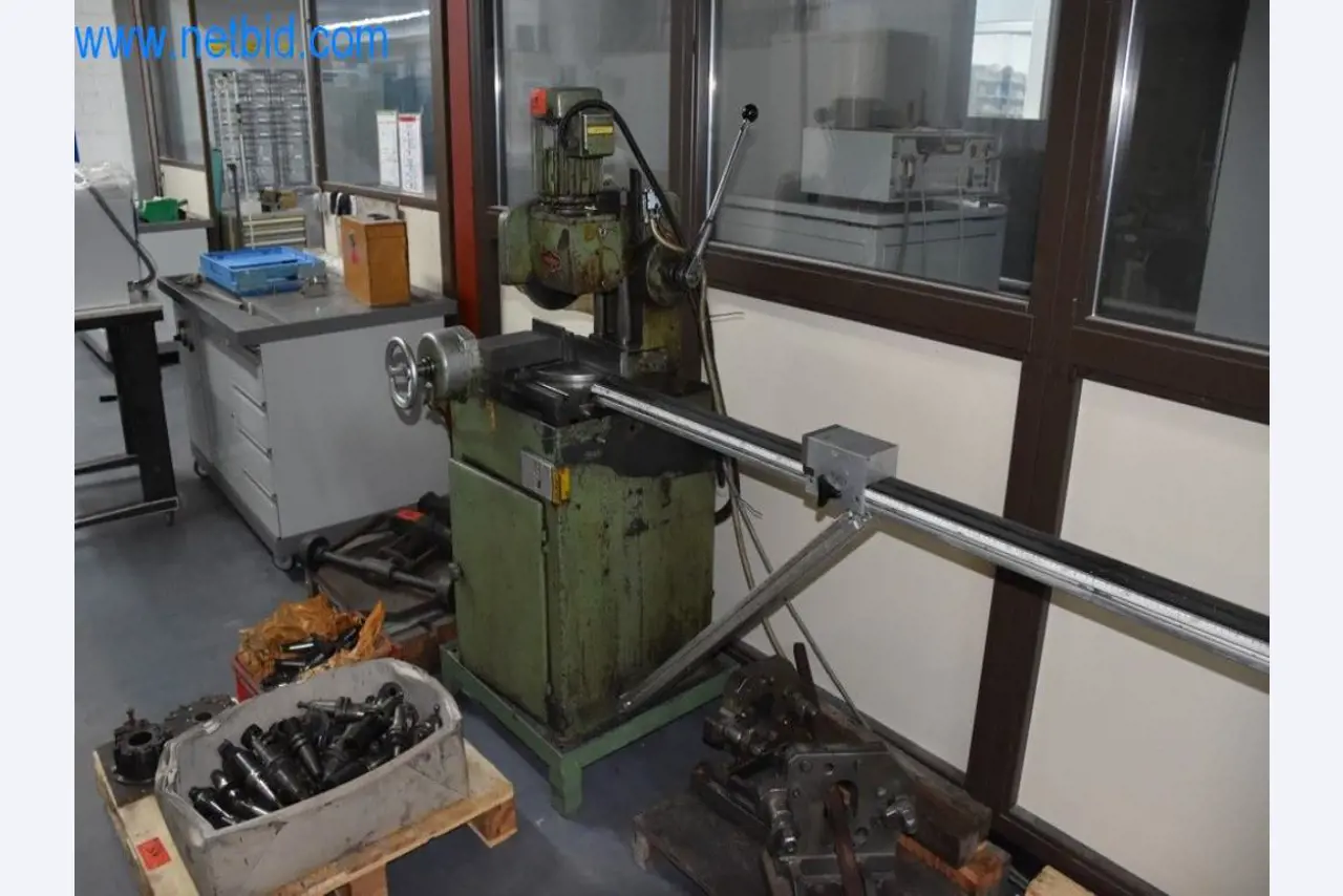 Máquinas, equipos operativos y accesorios de un líder mundial en el mercado de sistemas de tensado de cadenas.-1