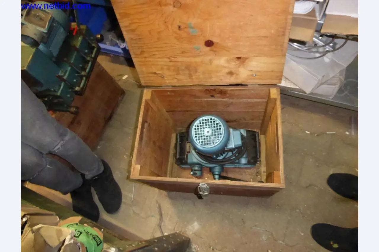 BGA, zásoby, montážní materiál a vozidla z divize střešních krytin.-2