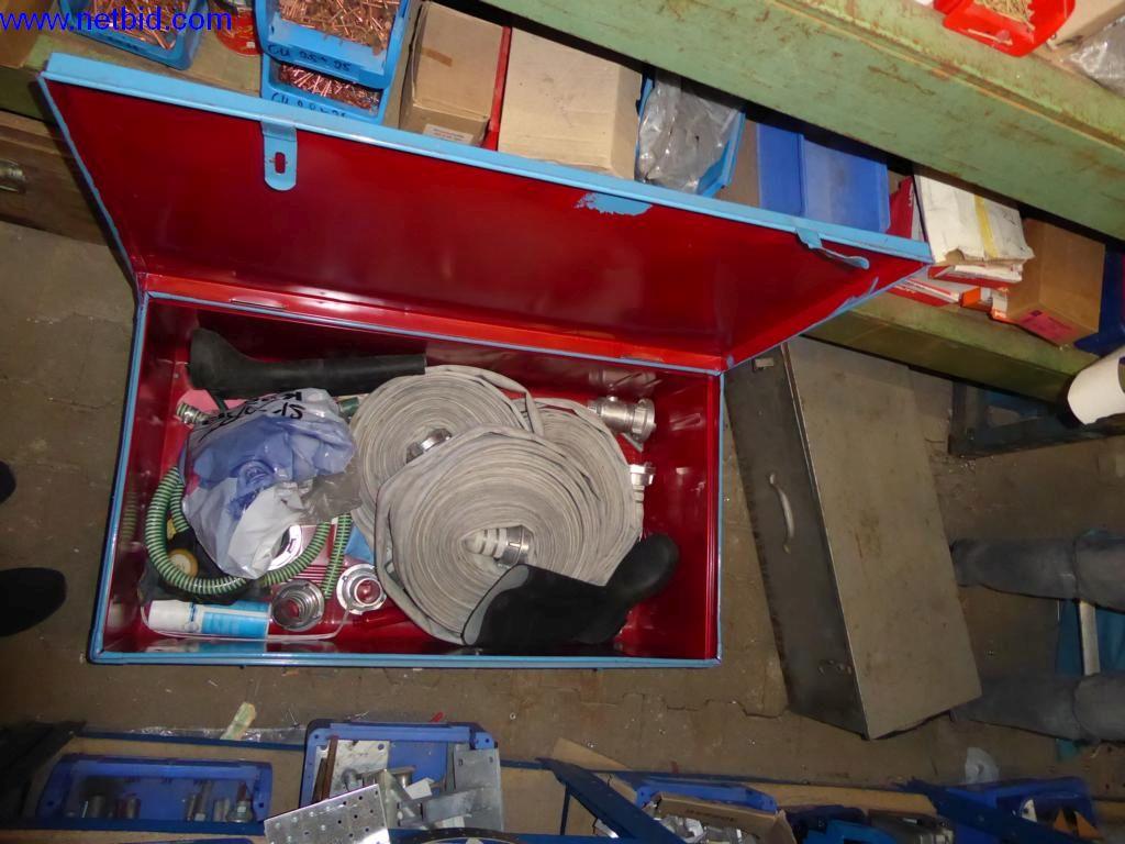 BGA, zaloge, montažni material in vozila iz oddelka za strešne kritine.-1