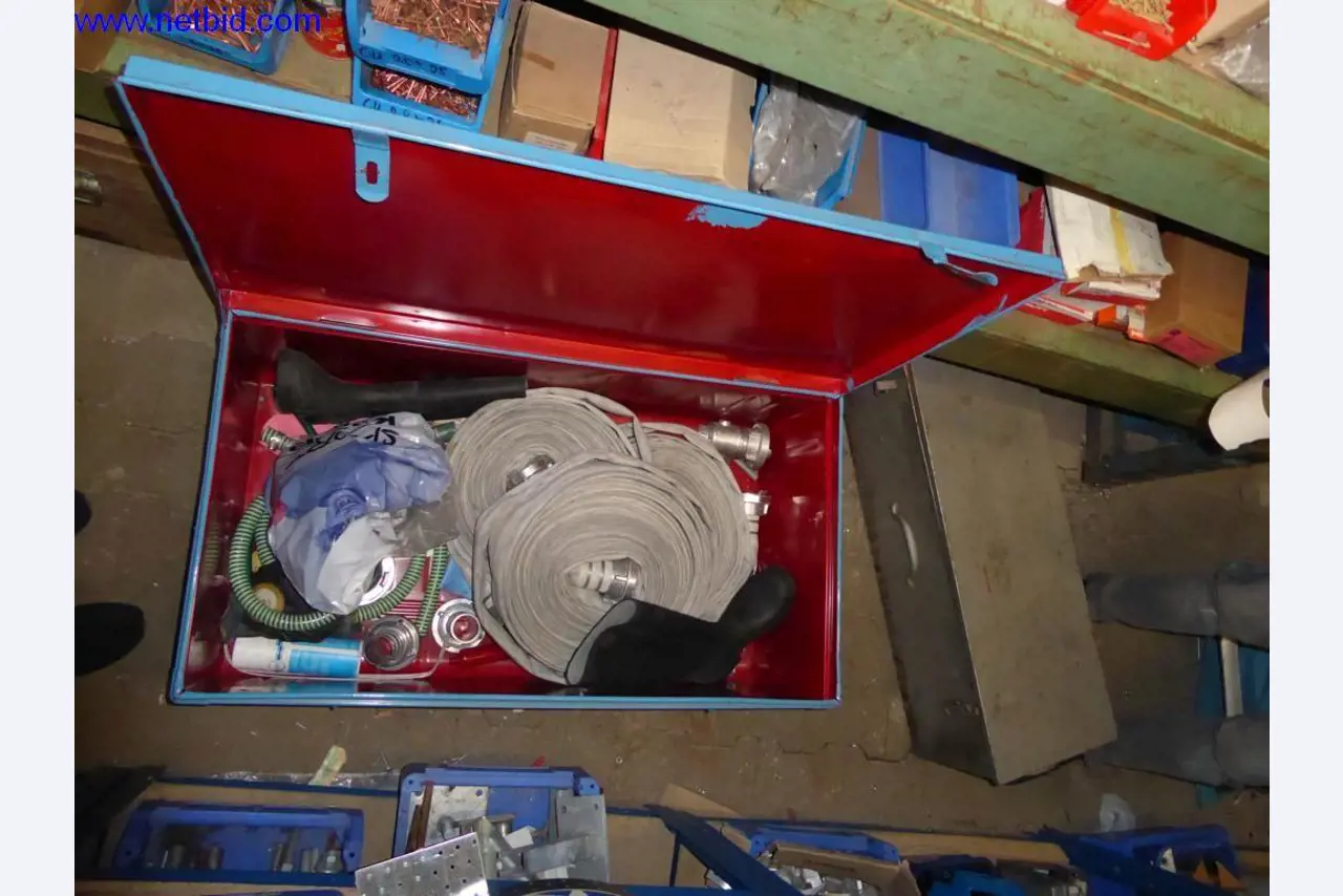 BGA, zaloge, montažni material in vozila iz oddelka za strešne kritine.-1