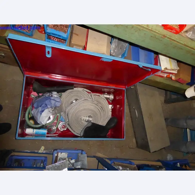 BGA, zaloge, montažni material in vozila iz oddelka za strešne kritine.-1