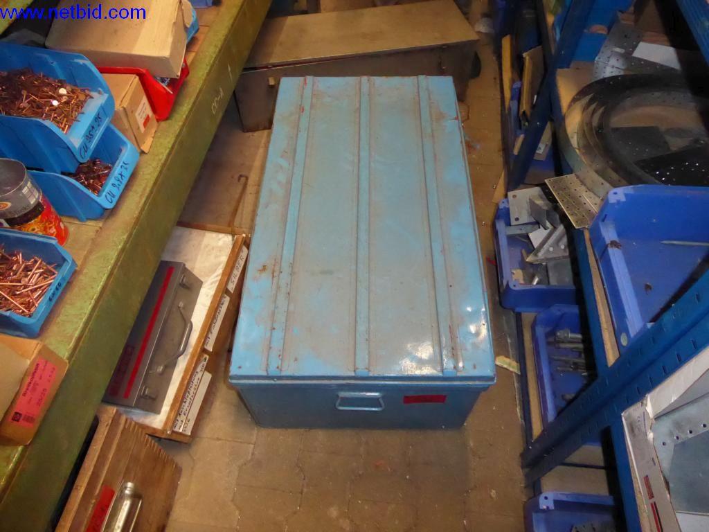 BGA, zaloge, montažni material in vozila iz oddelka za strešne kritine.-2