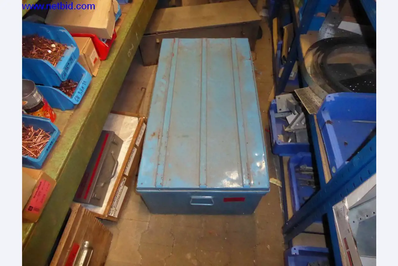 BGA, zaloge, montažni material in vozila iz oddelka za strešne kritine.-2