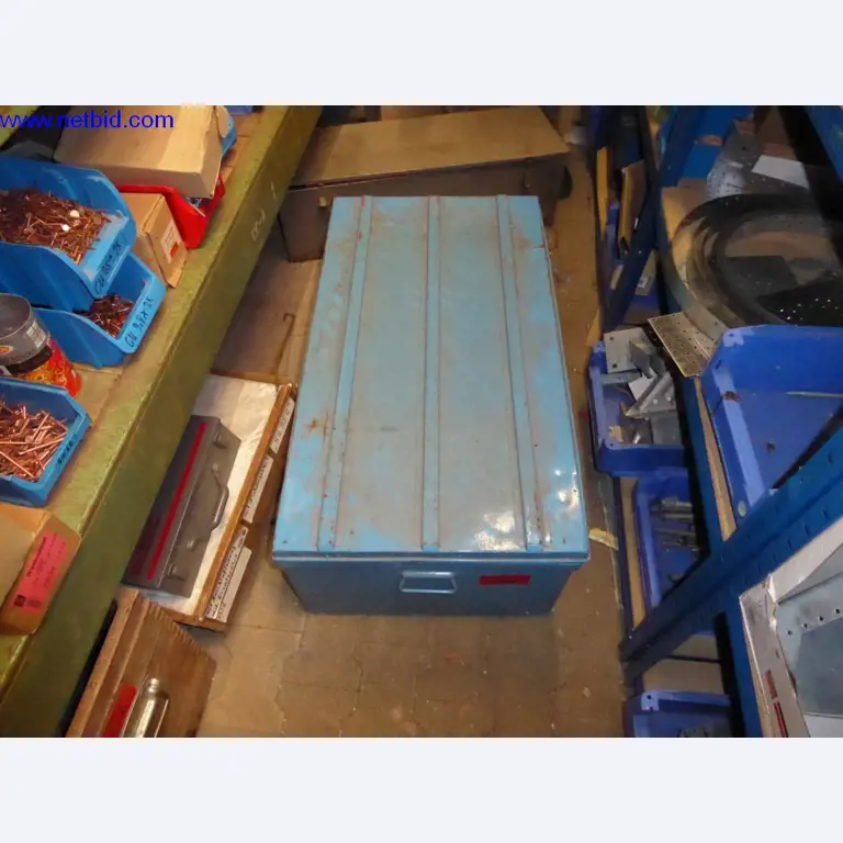 BGA, zaloge, montažni material in vozila iz oddelka za strešne kritine.-2