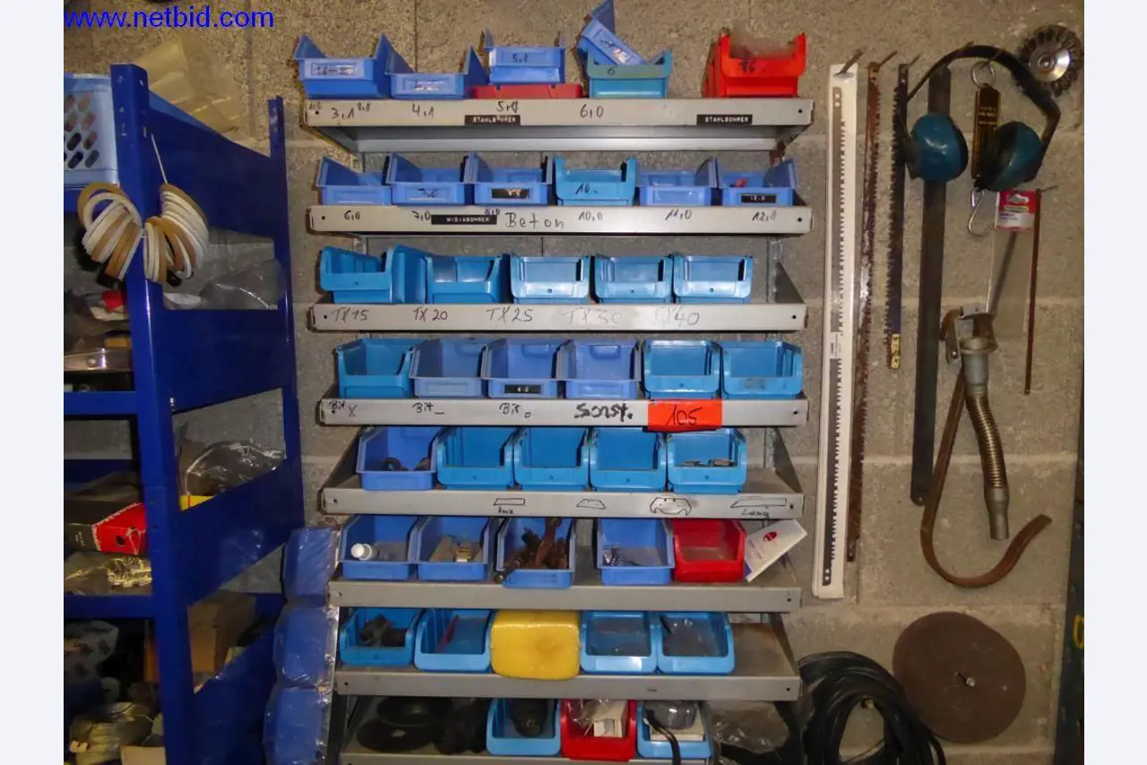 BGA, zásoby, montážní materiál a vozidla z divize střešních krytin.-1