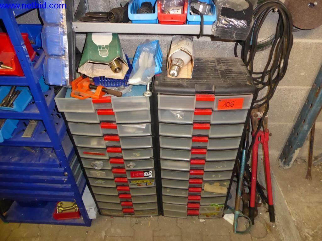 BGA, zásoby, montážní materiál a vozidla z divize střešních krytin.-2