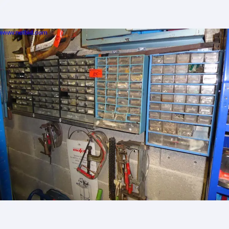 BGA, zásoby, montážní materiál a vozidla z divize střešních krytin.-3