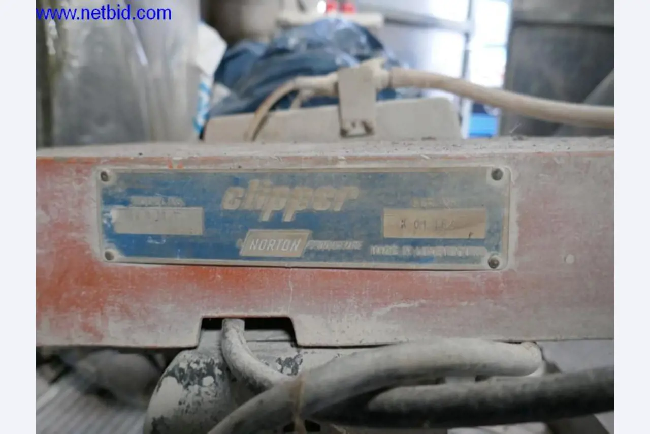 BGA, zaloge, montažni material in vozila iz oddelka za strešne kritine.-1