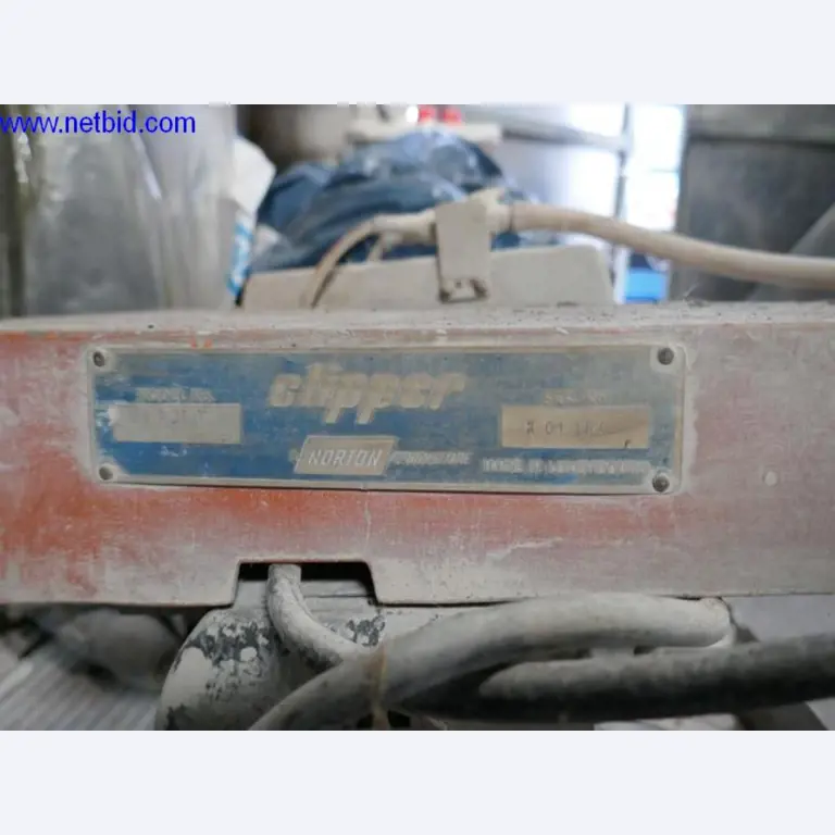 BGA, zaloge, montažni material in vozila iz oddelka za strešne kritine.-1