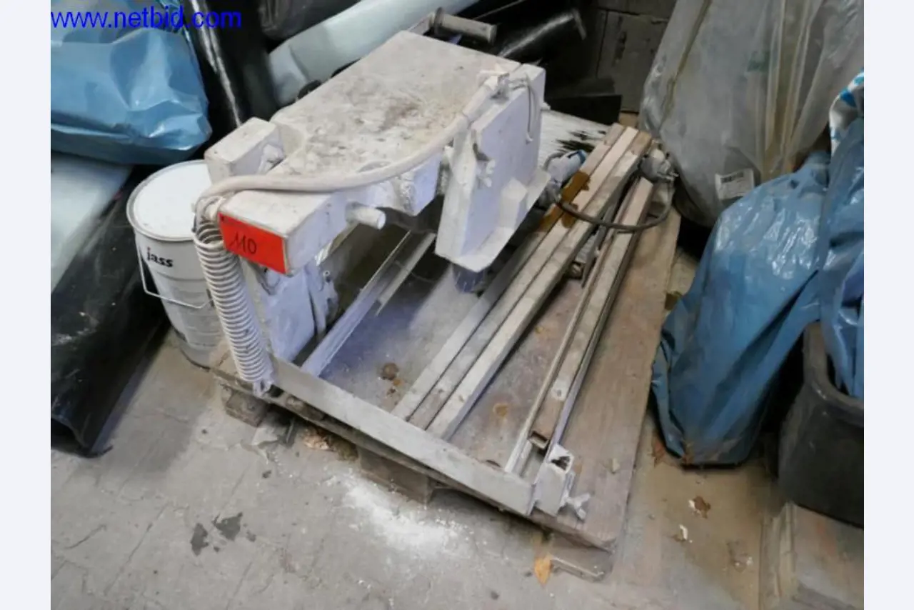 BGA, zaloge, montažni material in vozila iz oddelka za strešne kritine.-2