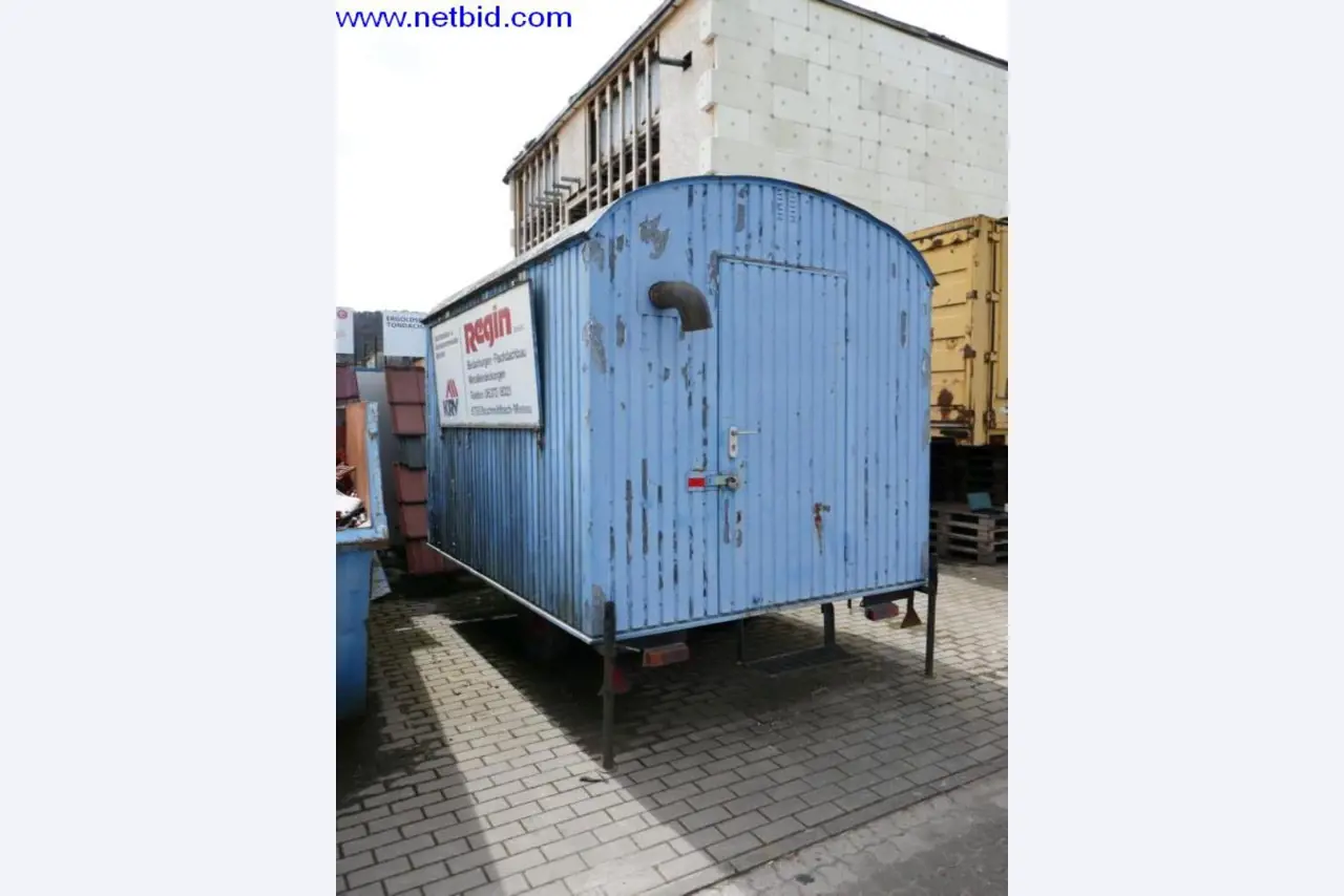 BGA, zaloge, montažni material in vozila iz oddelka za strešne kritine.-1