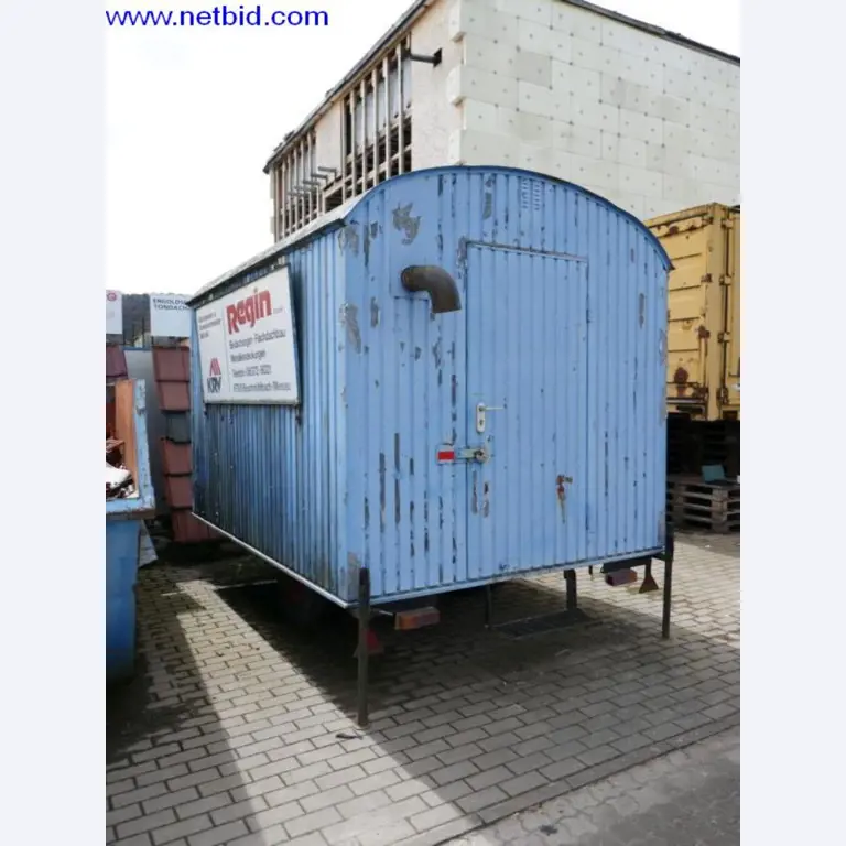 BGA, zaloge, montažni material in vozila iz oddelka za strešne kritine.-1