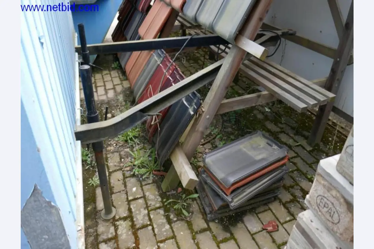 BGA, zaloge, montažni material in vozila iz oddelka za strešne kritine.-3