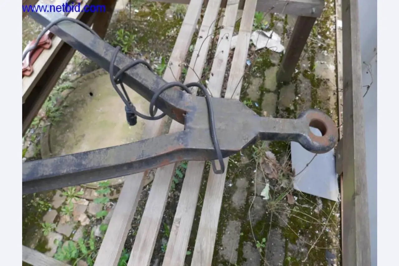 BGA, zaloge, montažni material in vozila iz oddelka za strešne kritine.-4