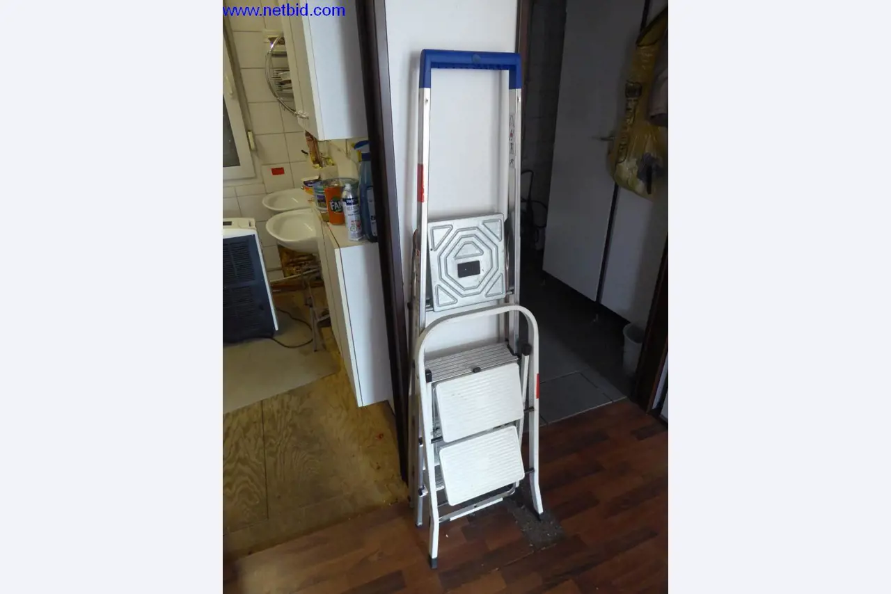 BGA, zaloge, montažni material in vozila iz oddelka za strešne kritine.-2