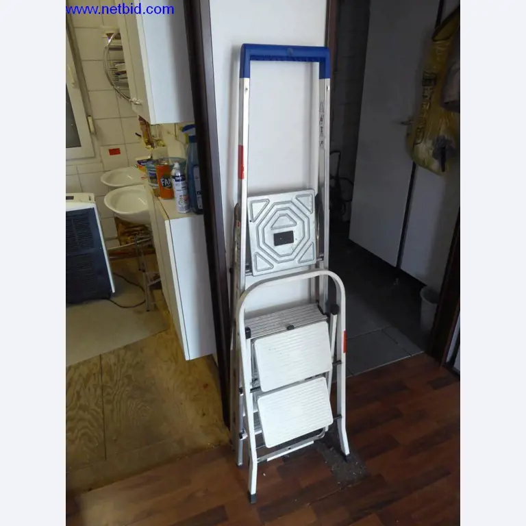 BGA, zaloge, montažni material in vozila iz oddelka za strešne kritine.-2