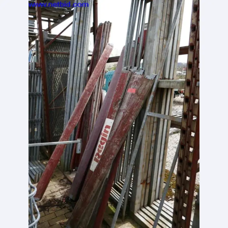 BGA, zásoby, montážní materiál a vozidla z divize střešních krytin.-4