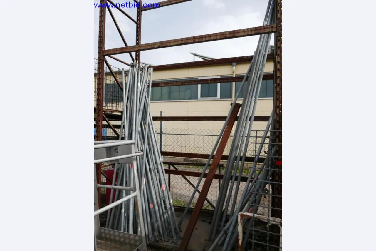 BGA, zásoby, montážní materiál a vozidla z divize střešních krytin.-7