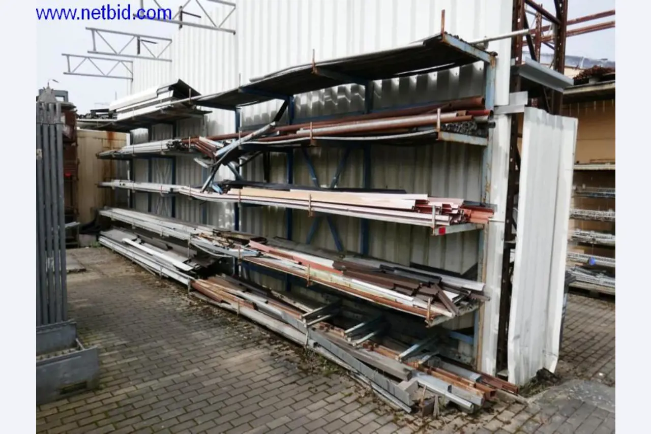 BGA, zaloge, montažni material in vozila iz oddelka za strešne kritine.-1