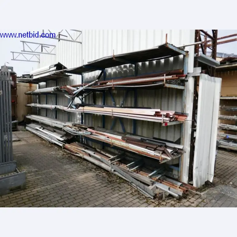 BGA, zaloge, montažni material in vozila iz oddelka za strešne kritine.-1