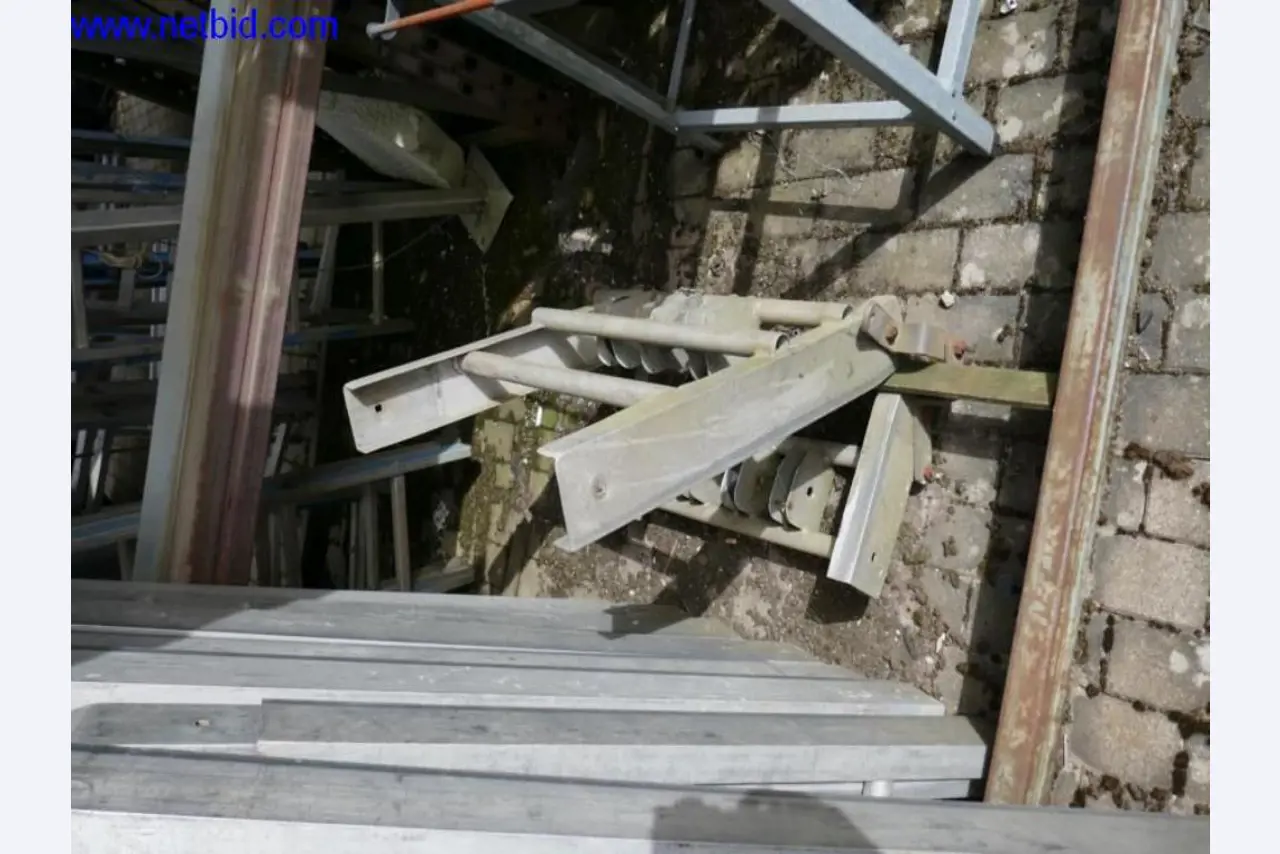 BGA, zásoby, montážní materiál a vozidla z divize střešních krytin.-1
