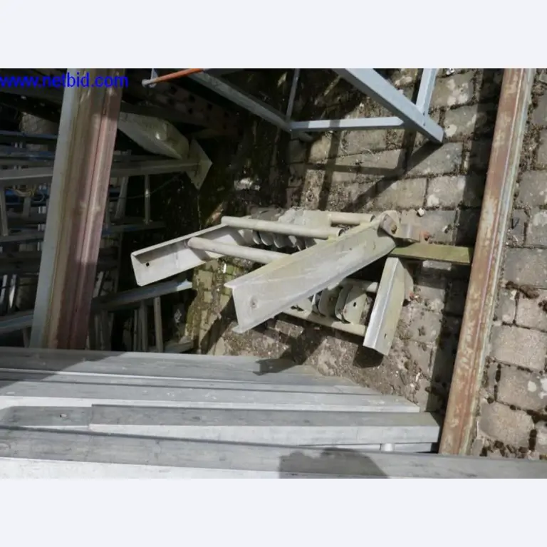 BGA, zásoby, montážní materiál a vozidla z divize střešních krytin.-1
