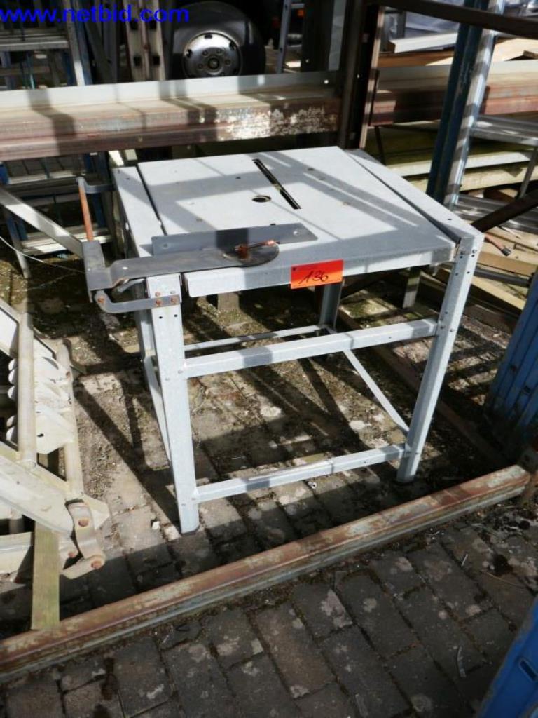 BGA, zaloge, montažni material in vozila iz oddelka za strešne kritine.-1