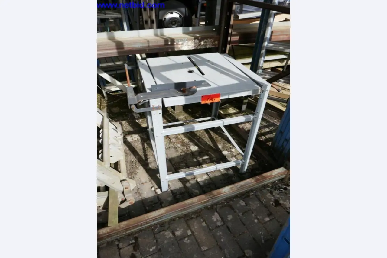 BGA, zaloge, montažni material in vozila iz oddelka za strešne kritine.-1